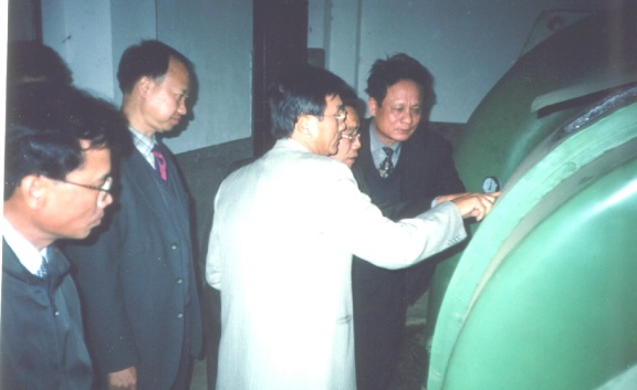 廖世明經(jīng)理（左二）陪同越南國家機械設(shè)計院院長（左一）等來司考察